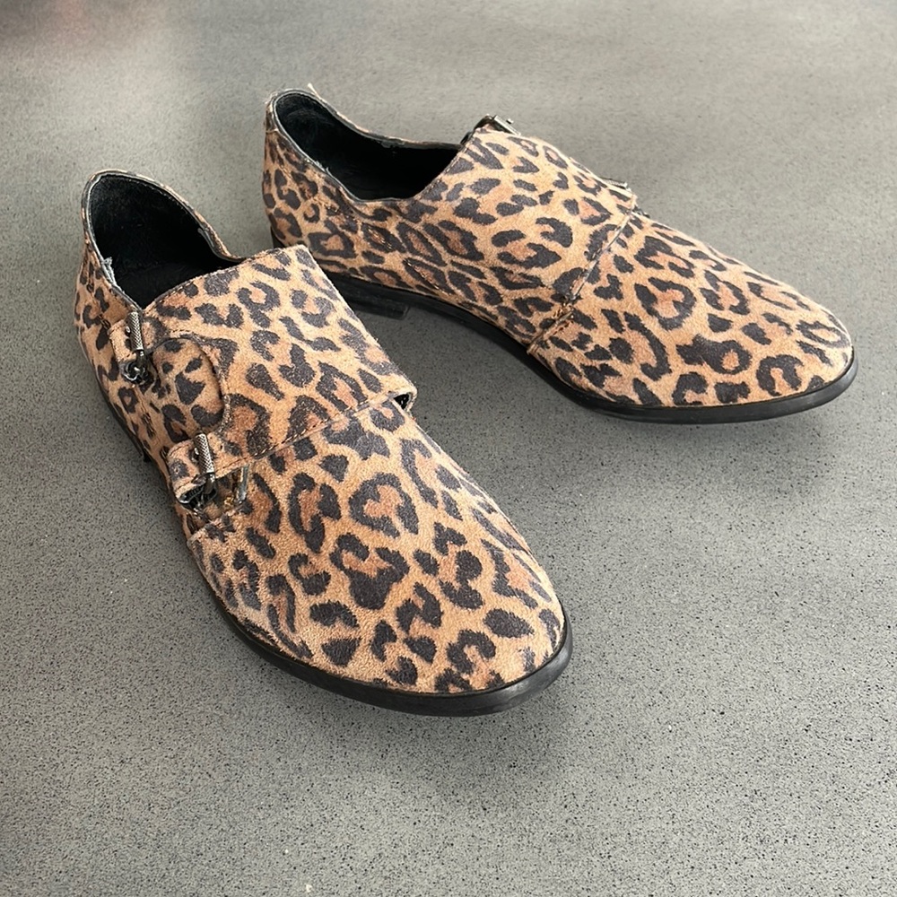 Cartel leather leopard buckle flat shoes